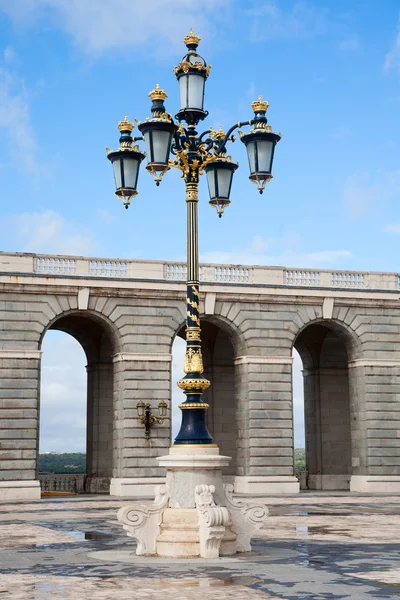 Sierlijke vergulde lamp — Stockfoto