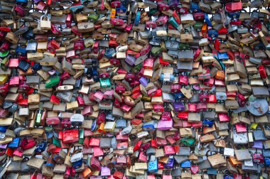 aşk kilitleri binlerce