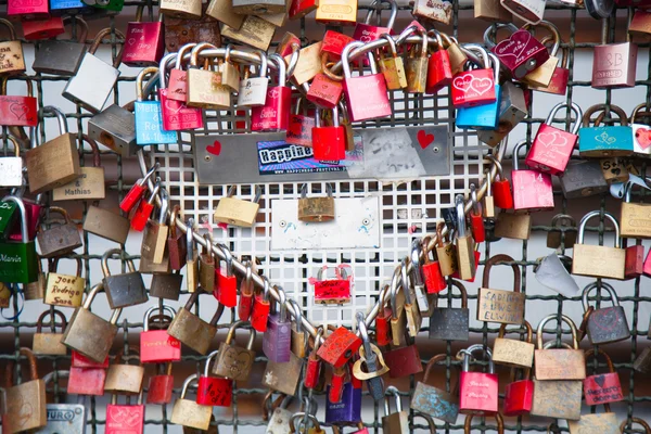 Tusentals kärlek lås — Stockfoto