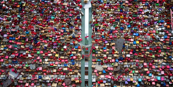 Migliaia di serrature d'amore — Foto Stock