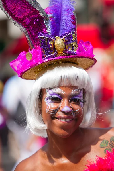 Carnaval danseres in de straat parade in rotterdam — Stockfoto