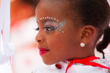 Genç karnaval geçit dansçı