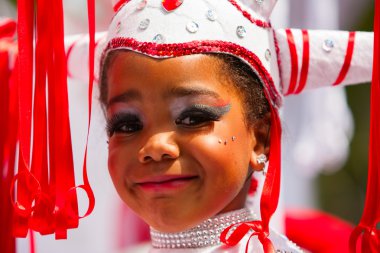 Genç karnaval geçit dansçı