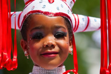 Genç karnaval geçit dansçı