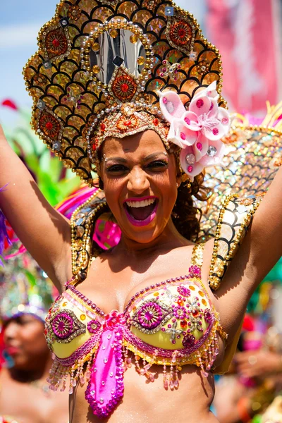 在加勒比海嘉年华游行狂欢舞者 免版税图库照片