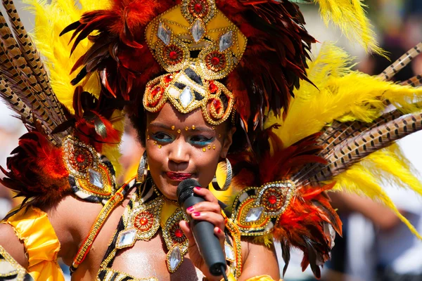 Danseuse de carnaval au défilé de rue du Carnaval des Caraïbes Photo De Stock