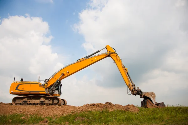 Excavatrice construire une digue — Photo