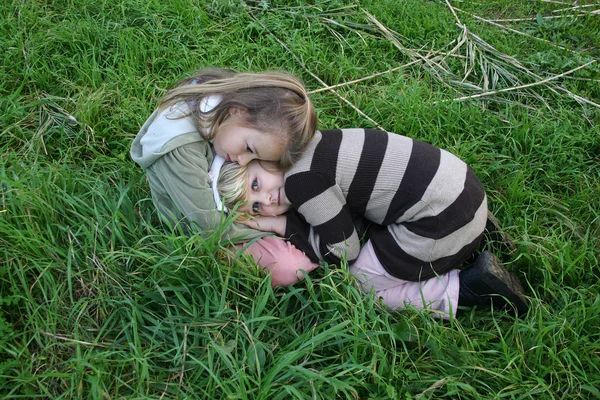 Ragazze che si abbracciano — Foto Stock