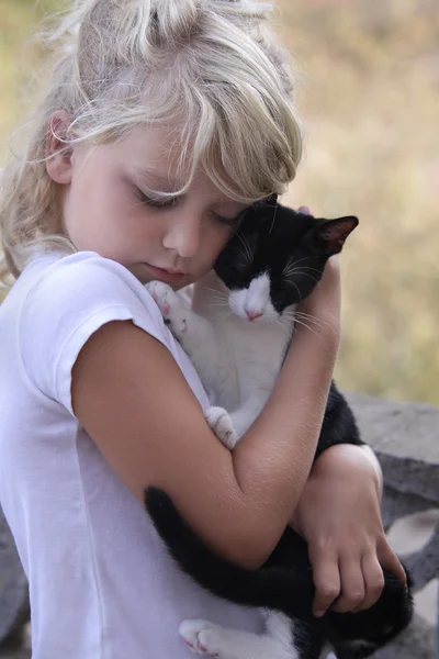 Girl cuddling her kitten — Stock Photo, Image