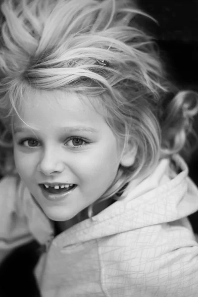 彼女の最初の歯を失うことの子供 — ストック写真