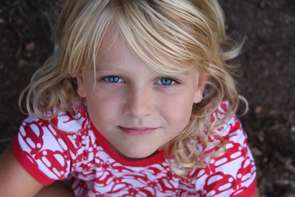 Gelukkig blond meisje met blauwe ogen — Stockfoto