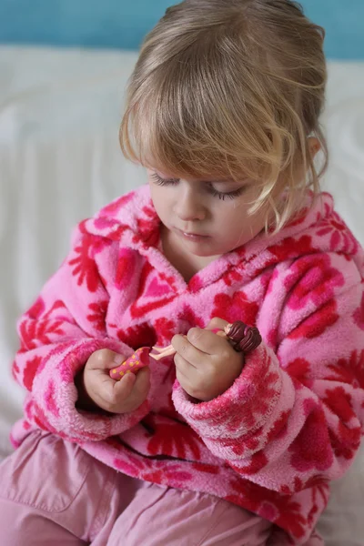 Klein meisje spelen met een pop — Stockfoto