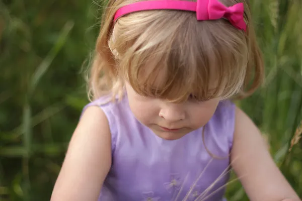 Bébé blond avec un bandeau rose — Photo