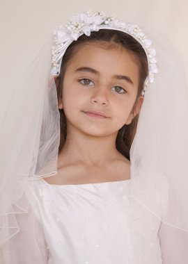 bir örtü ile ilk Komünyon elbiseli kız