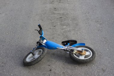 terk edilmiş bisiklet yolu üzerinde