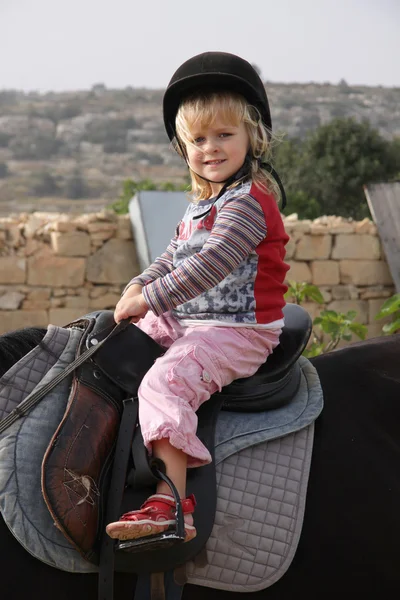 Criança montando um cavalo — Fotografia de Stock