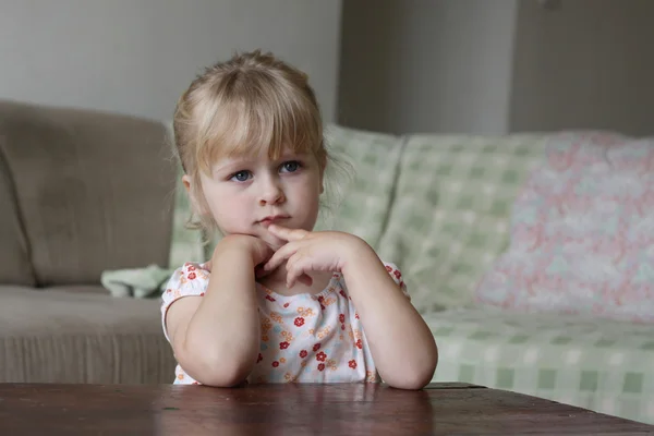 Маленькая девочка смотрит телевизор — стоковое фото