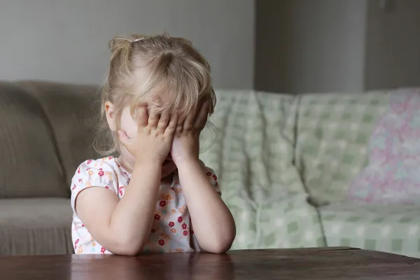 Verbergen van haar gezicht meisje — Stockfoto