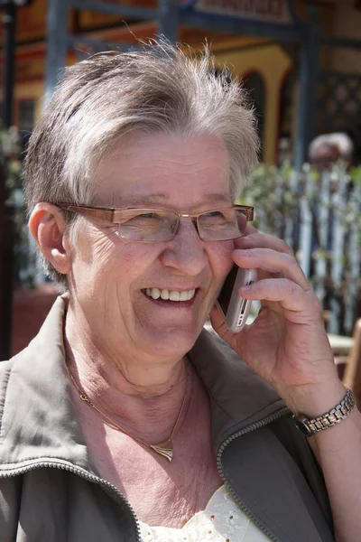 Senior lady talking on iphone — Stock Photo, Image