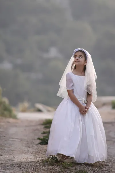 Komünyon elbiseli kız