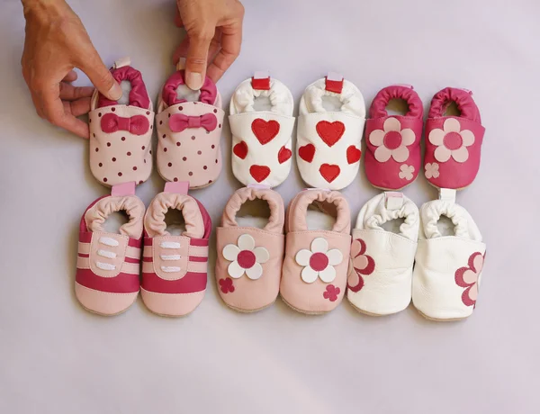 Seis pares de zapatos de bebé —  Fotos de Stock