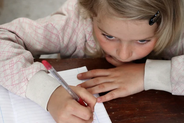 Una bambina che fa i compiti — Foto Stock
