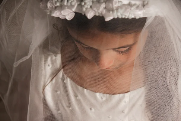 Fille en robe de communion avec un voile — Photo