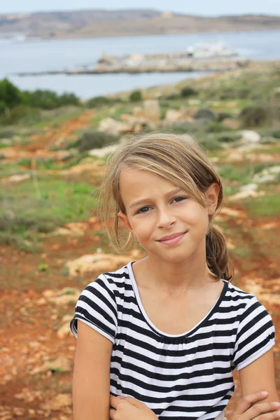 Sorrindo menina de pé em um ponto de vista — Fotografia de Stock