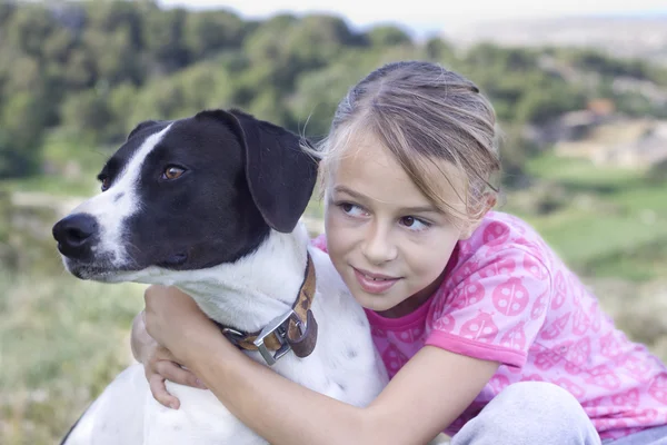 Flicka med hund — Stockfoto