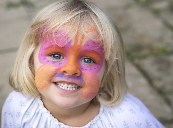 yüz boyama ile küçük kız