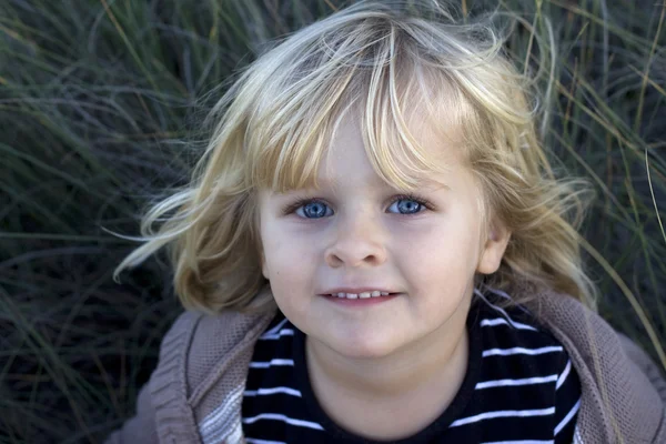 Retrato de un niño hermoso — Foto de Stock