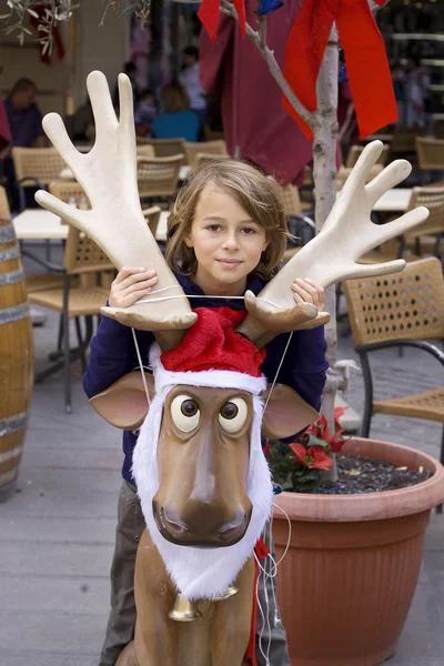 Chica y renos de Navidad — Foto de Stock