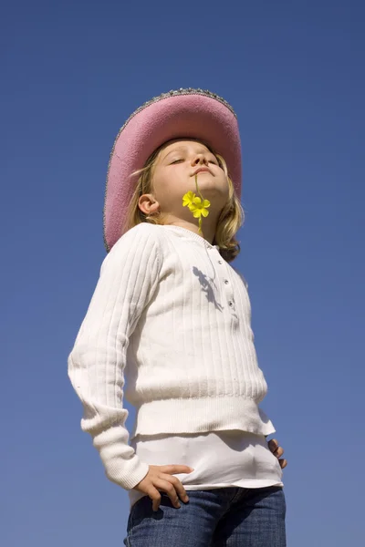 Jeune fille au soleil — Photo