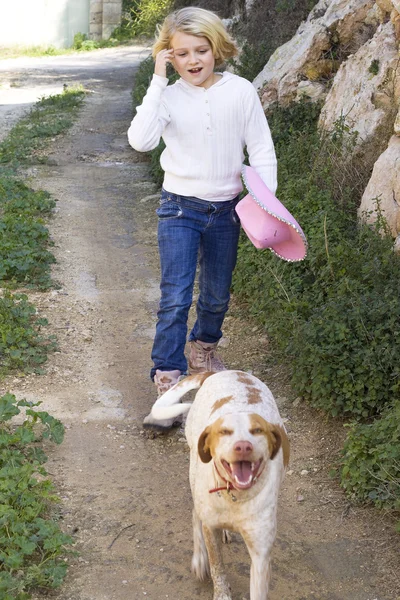 Kız yürüyen köpek — Stok fotoğraf