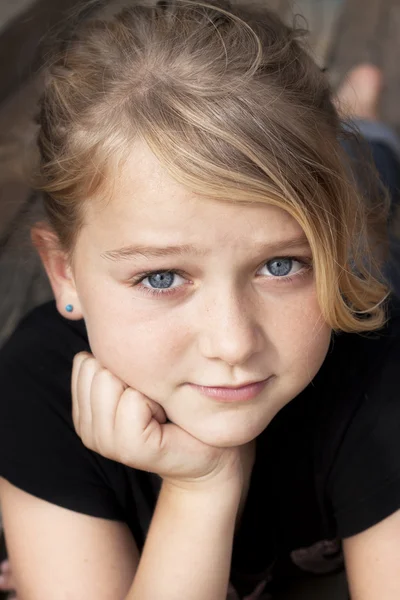 Girl looking at camera — Stock Photo, Image