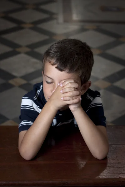 Ernster Junge blickt in die Kamera — Stockfoto