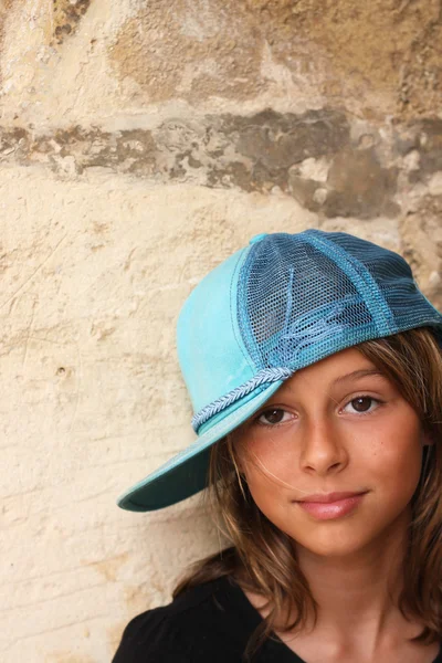 Jeune fille avec chapeau avec dos contre le mur — Photo