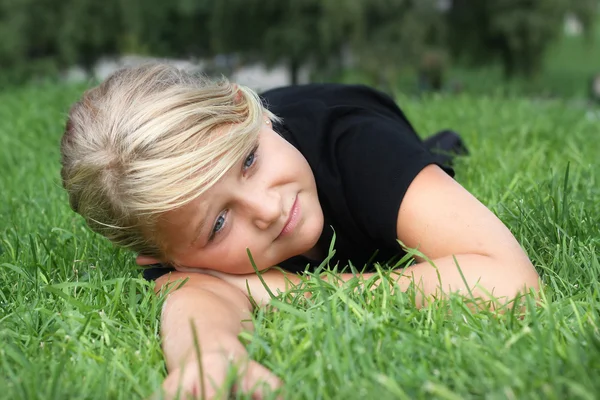 Flickan liggande i gräset — Stockfoto