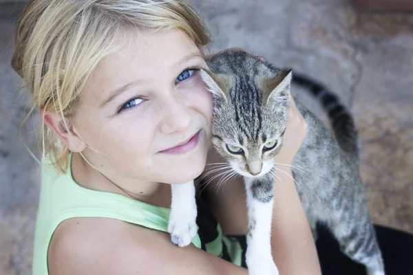 Barn hålla katt — Stockfoto