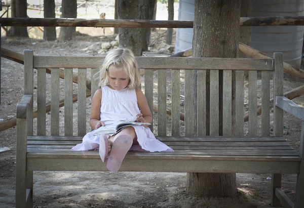 Lettura bambino — Foto Stock