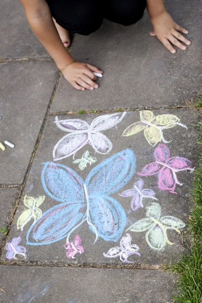 Dessin craie de papillons sur le trottoir — Photo