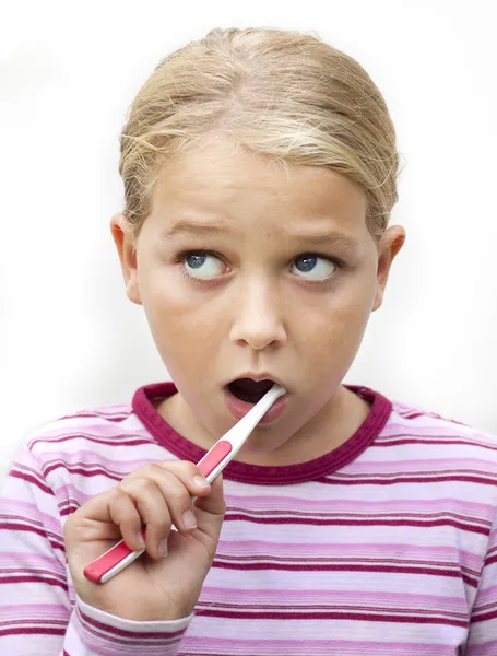 Meisje poetsen tanden — Stockfoto