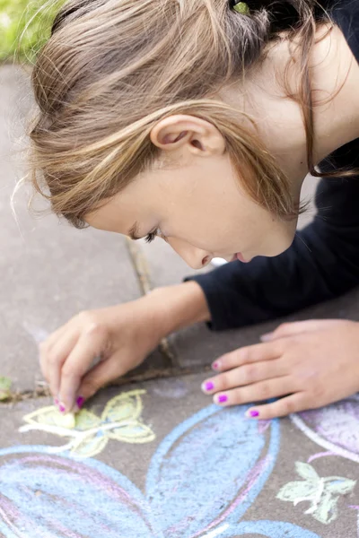 Dessin fille à la craie sur le trottoir — Photo