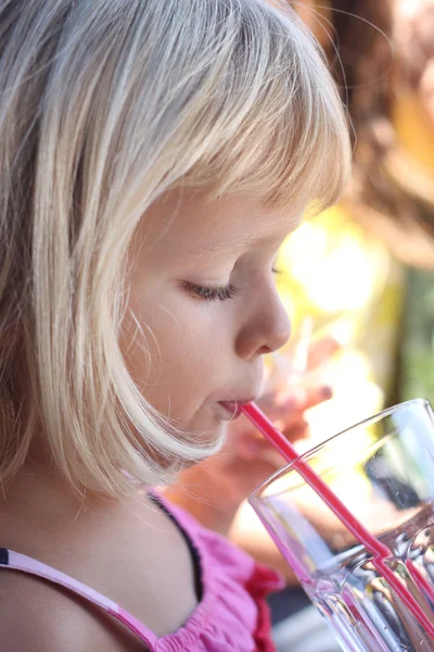 Meisje drinken met stro — Stockfoto