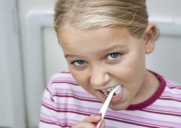 Borstning av barn tänder — Stockfoto