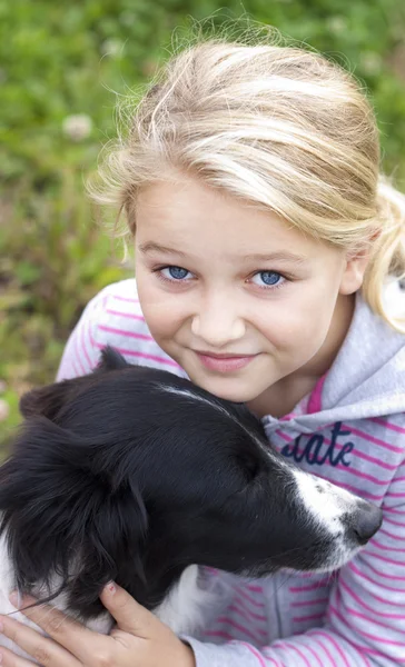 Flicka med hund — Stockfoto