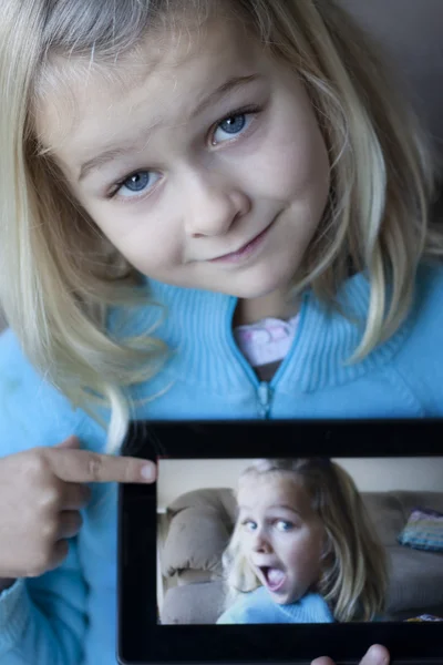 Kind houdt van een Tablet PC — Stockfoto