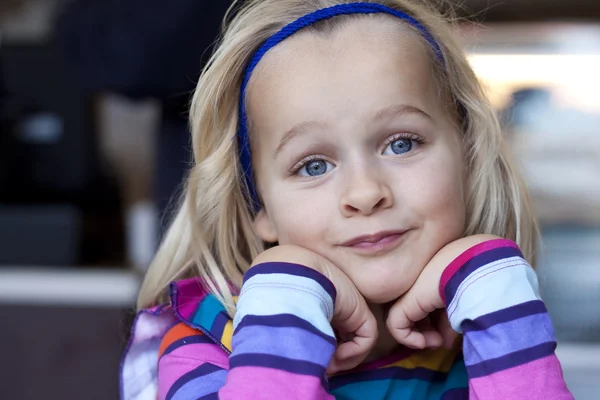 Portrait of beautiful girl — Stock Photo, Image