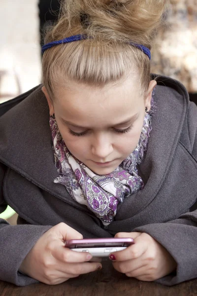 Mladá dívka na mobil — Stock fotografie