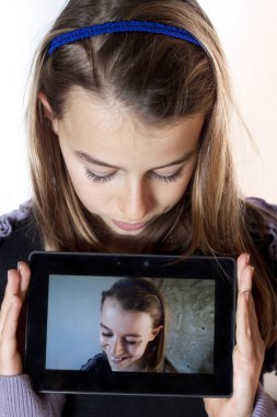 bir tablet tutan genç